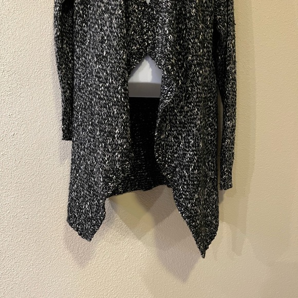 H&M Divided Black And White Waterfall Cardigan Size Medium - Picture 2 of 10
